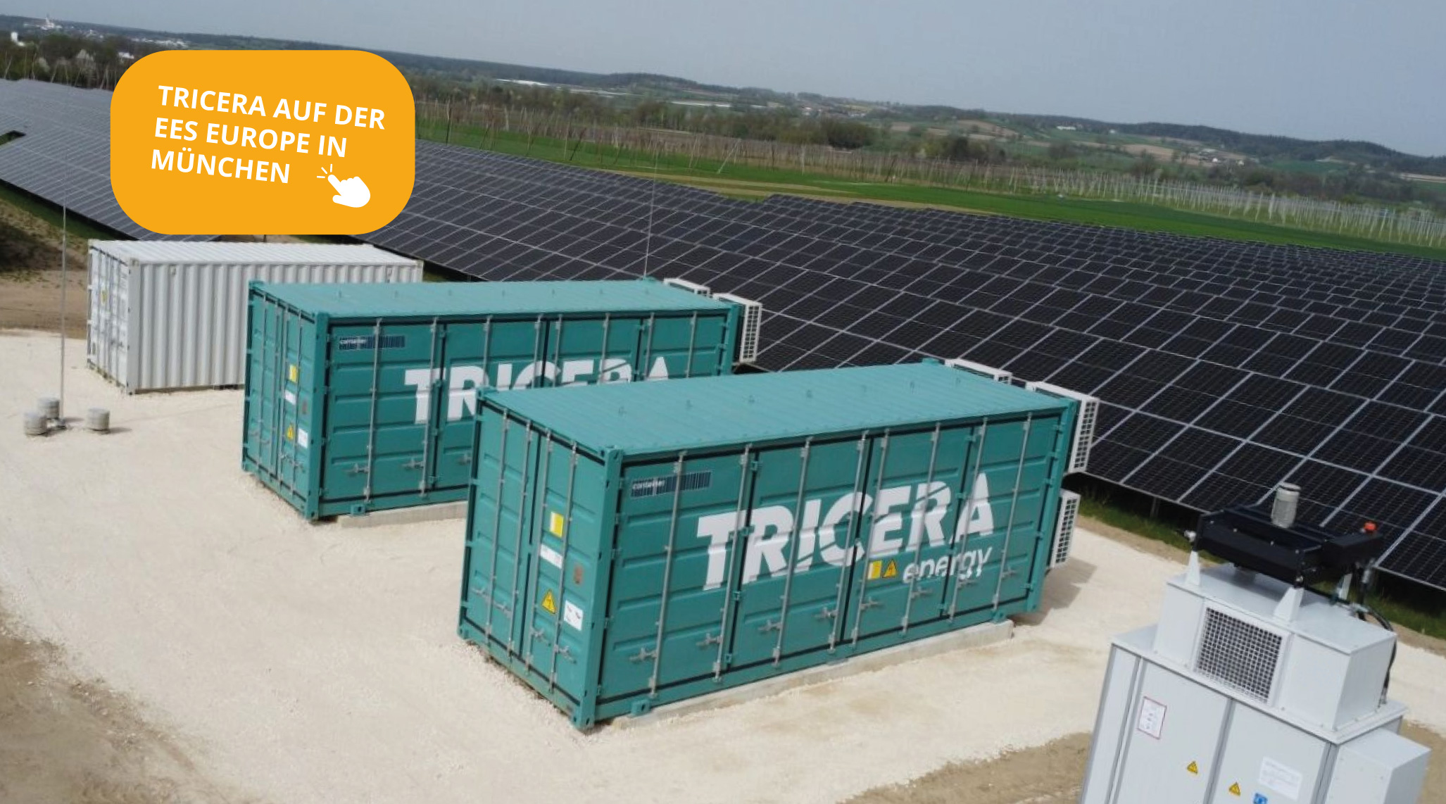 Ein Batteriespeicher von TRICERA energy steht an einer Photovoltaikanlage und speichert erzeugten Strom