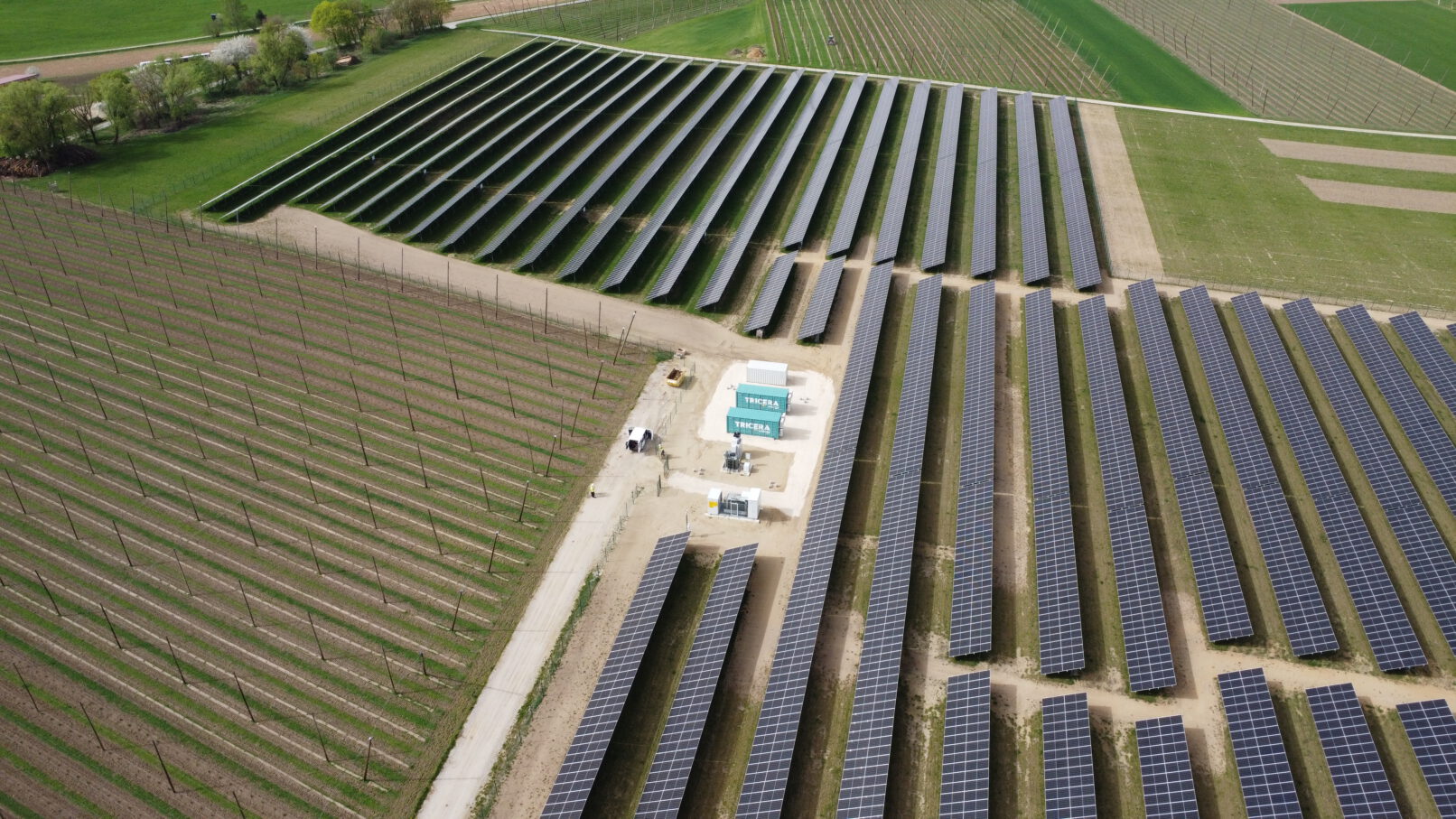 Batteriespeicher inmitten einer Photovoltaik-Anlage in Weichenried