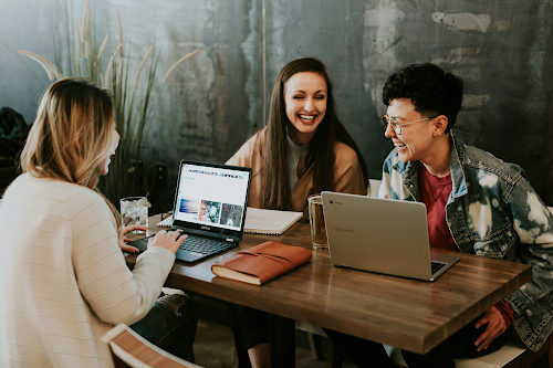 Studenten mit Laptops am Tisch